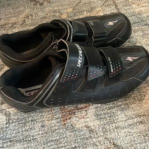 Specialized body geometry- sport touring 6101-5540. Men’s 7.5/Women’s 9.5.